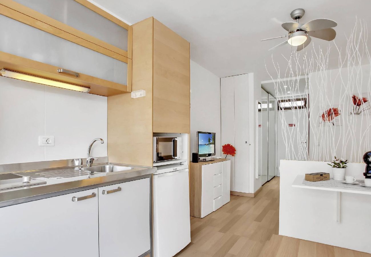 Estudio en Playa de Las Americas - ON THE BEACH, Sea View, Fast Fiber, Pool, Parking 