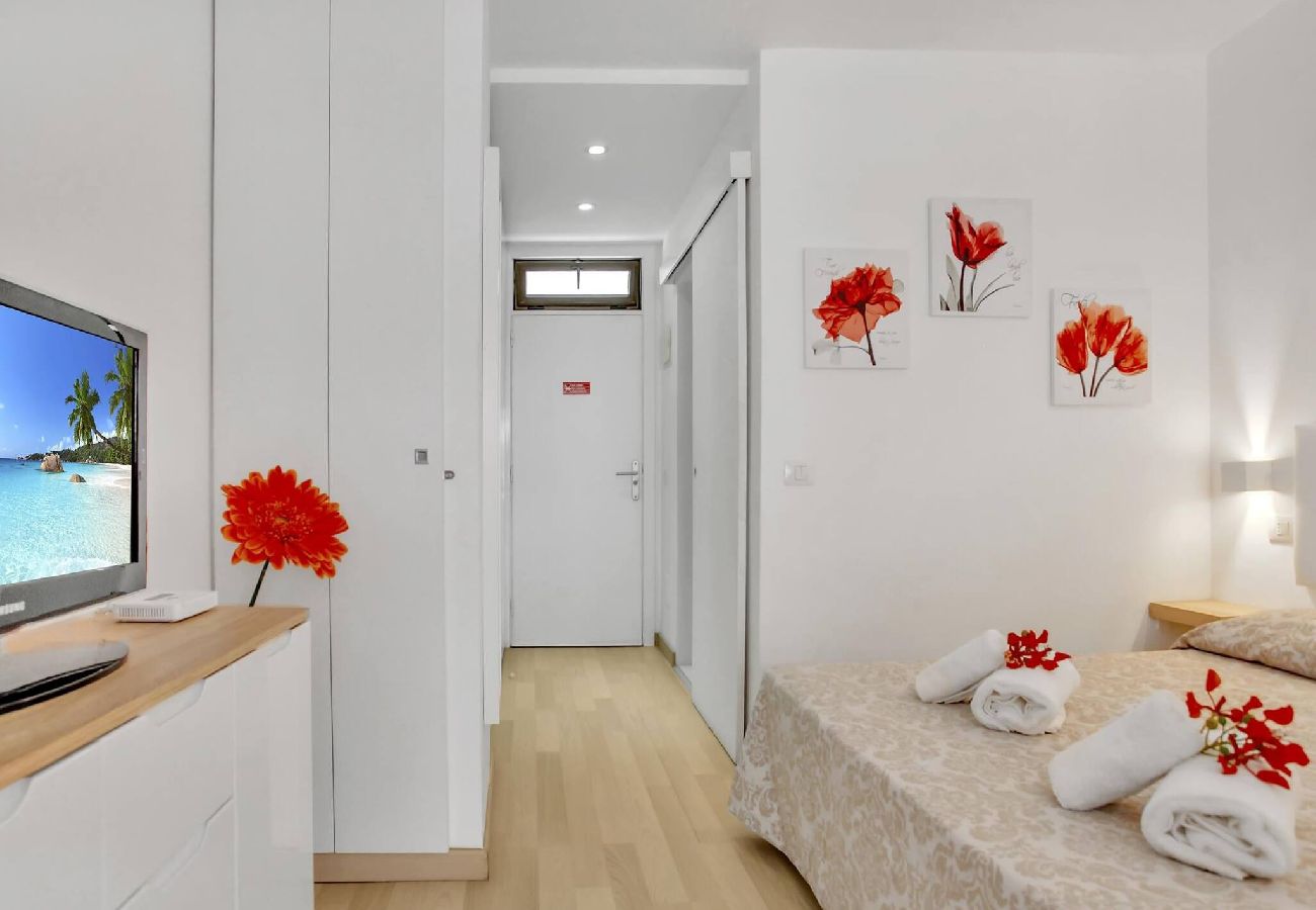 Estudio en Playa de Las Americas - ON THE BEACH, Sea View, Fast Fiber, Pool, Parking 