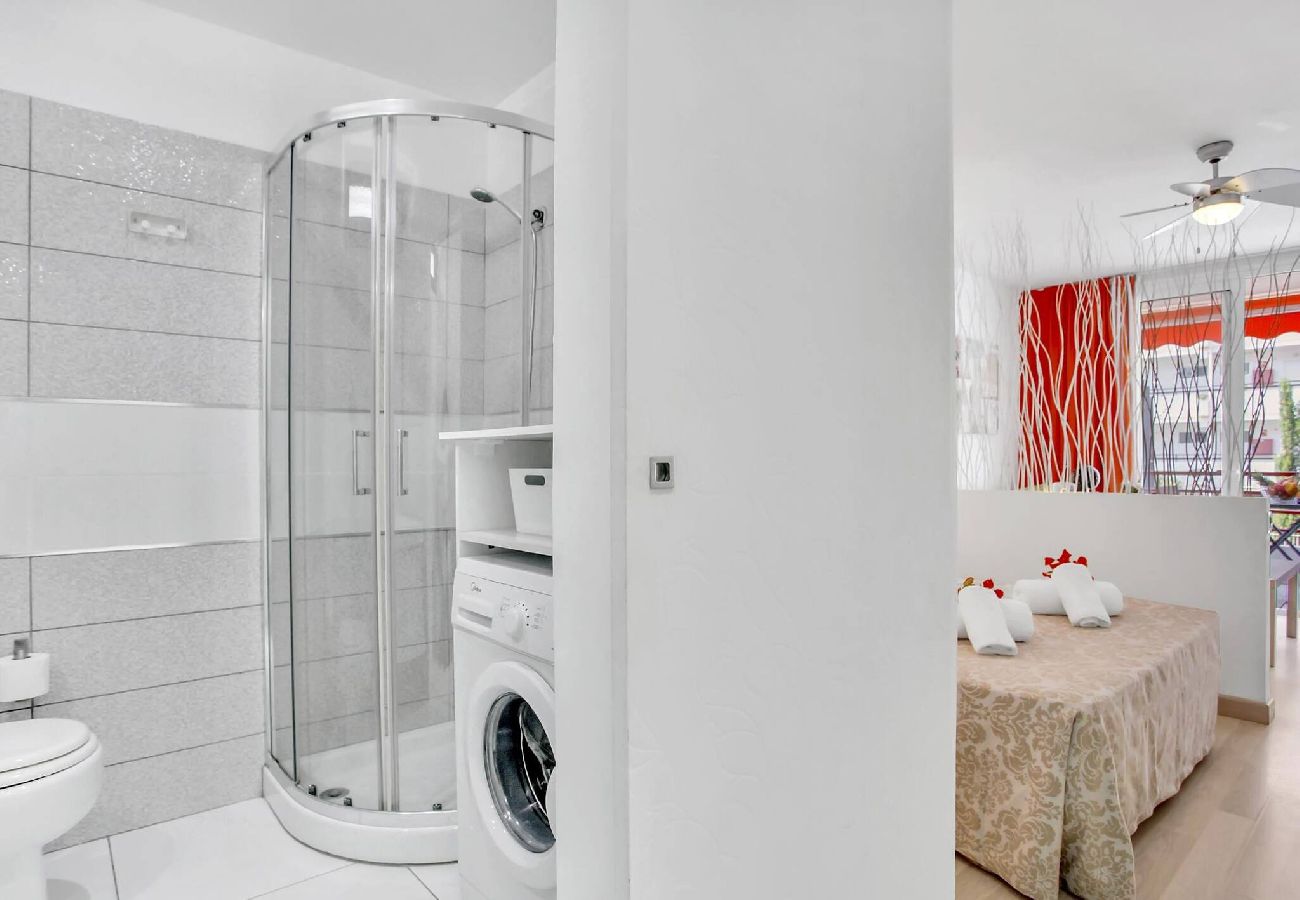 Estudio en Playa de Las Americas - ON THE BEACH, Sea View, Fast Fiber, Pool, Parking 