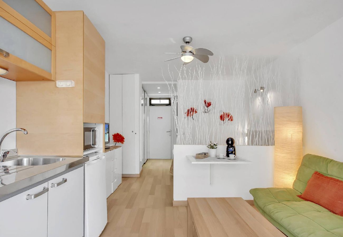 Estudio en Playa de Las Americas - ON THE BEACH, Sea View, Fast Fiber, Pool, Parking 