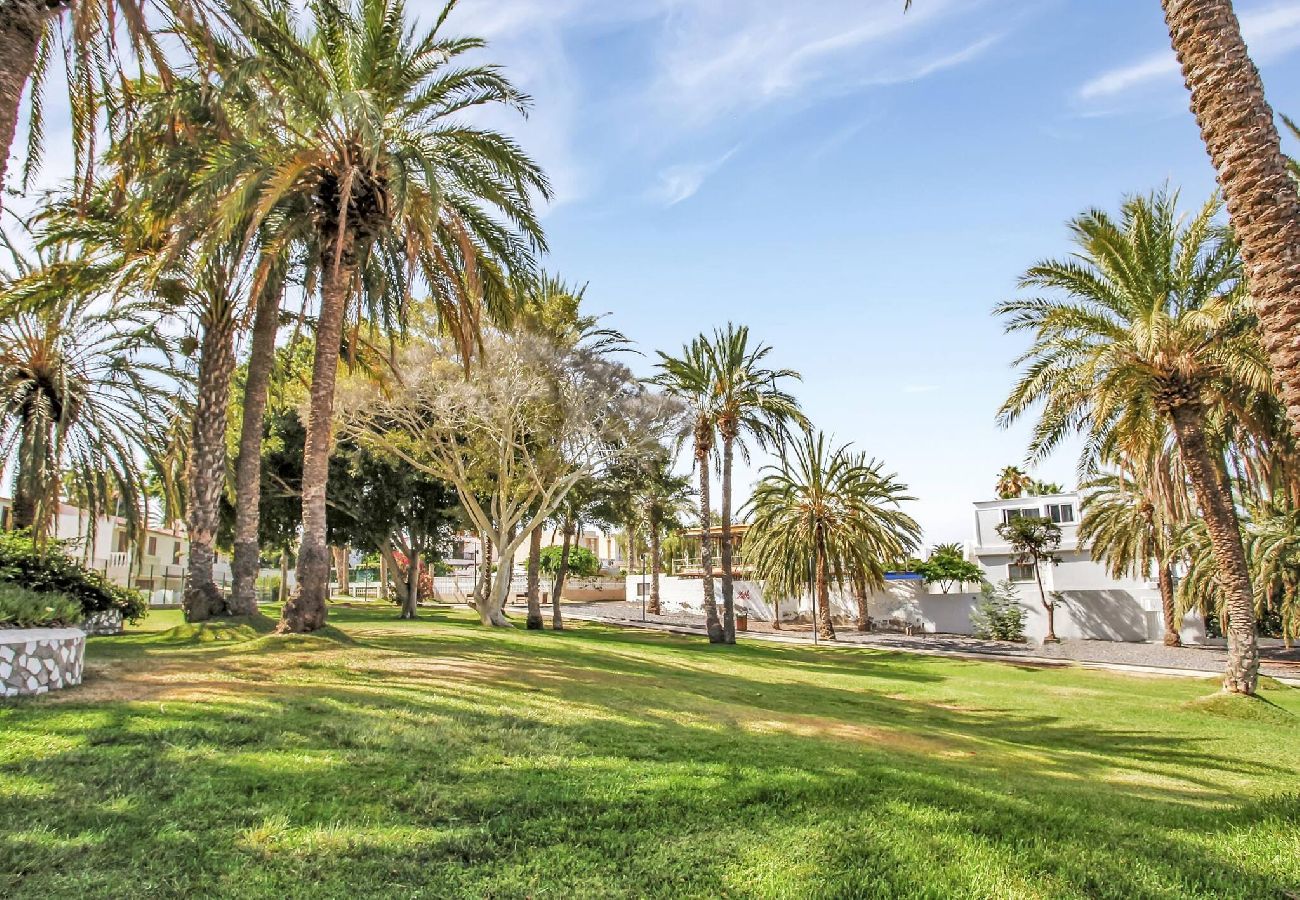 Estudio en Playa de Las Americas - ON THE BEACH, Sea View, Fast Fiber, Pool, Parking 