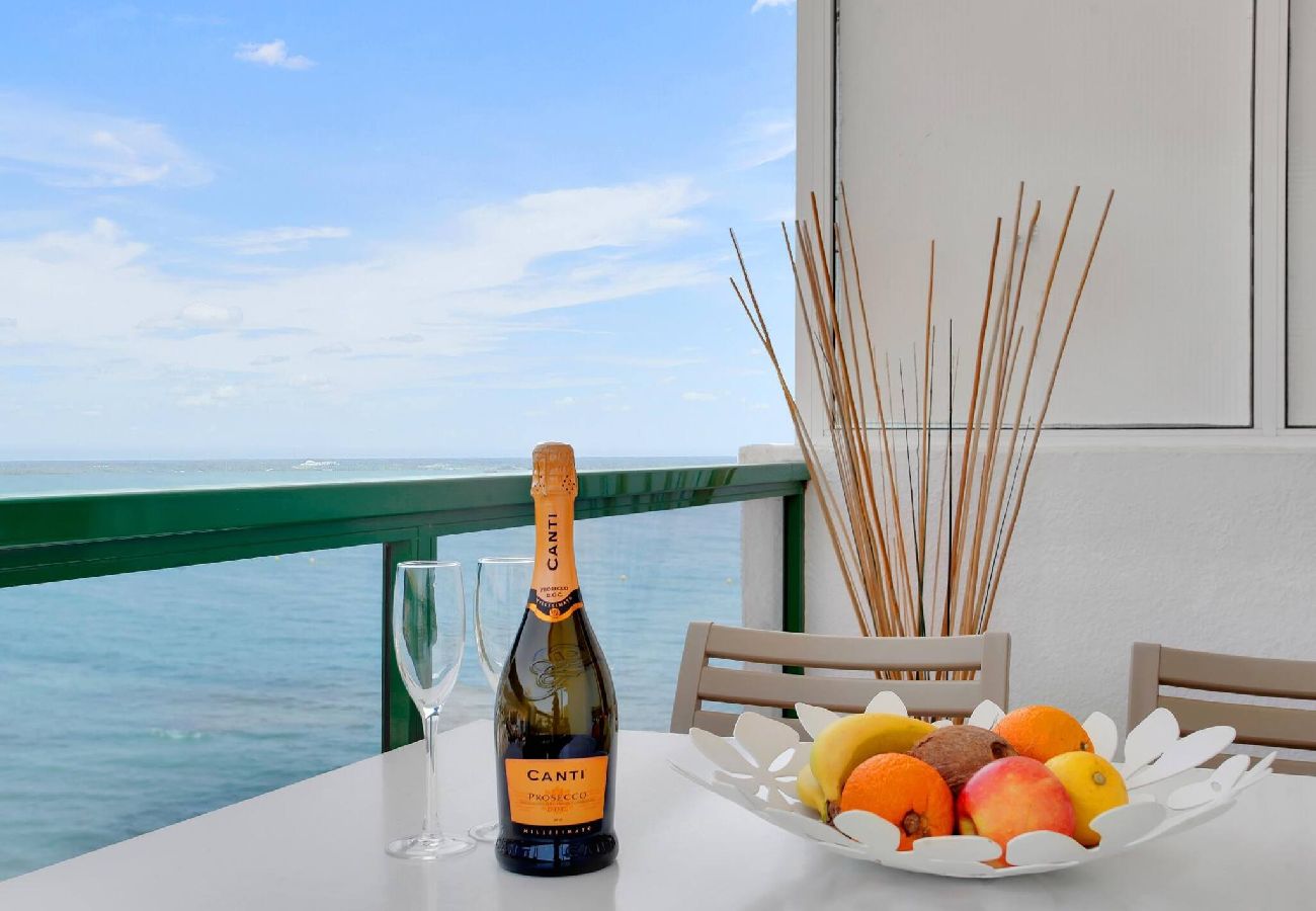 Apartamento en Los Cristianos - Stunning Holidays, SeaFront, On The Promenade 