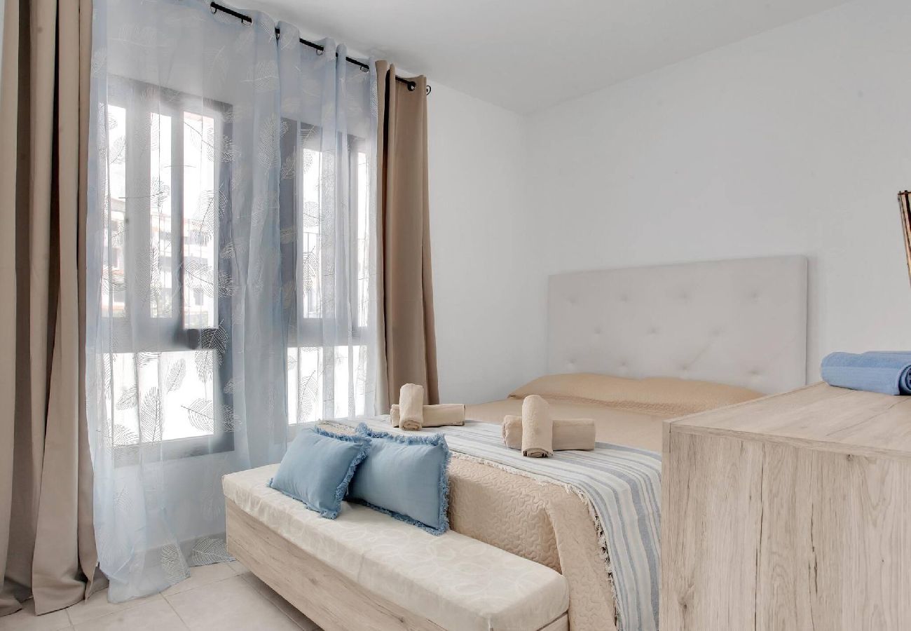 Apartamento en Los Cristianos - Ferdy's Home, Pool, Wi Fi, Downtown Los Cristianos 