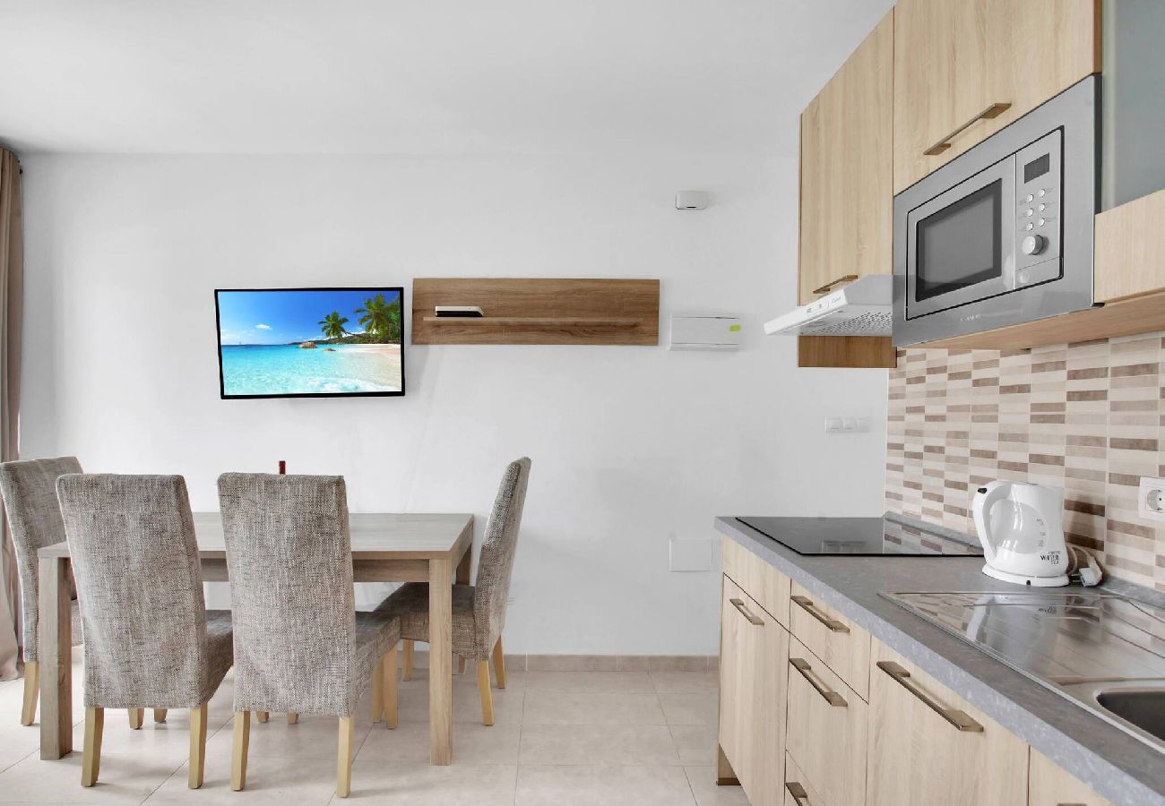 Apartamento en Los Cristianos - Ferdy's Home, Pool, Wi Fi, Downtown Los Cristianos 