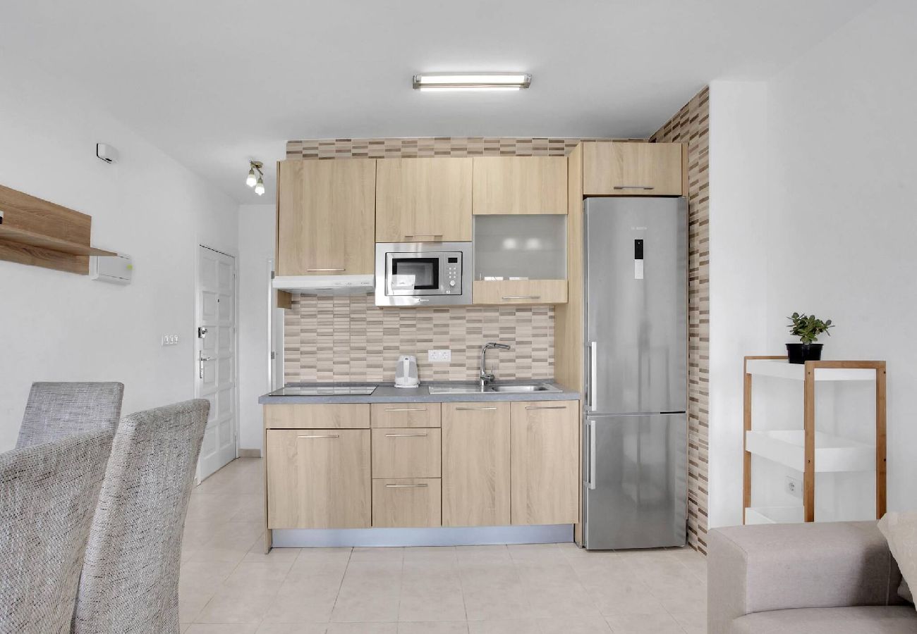 Apartamento en Los Cristianos - Ferdy's Home, Pool, Wi Fi, Downtown Los Cristianos 