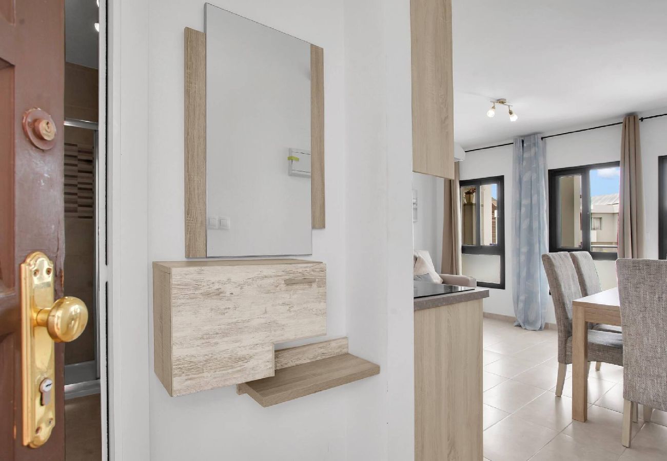 Apartamento en Los Cristianos - Ferdy's Home, Pool, Wi Fi, Downtown Los Cristianos 
