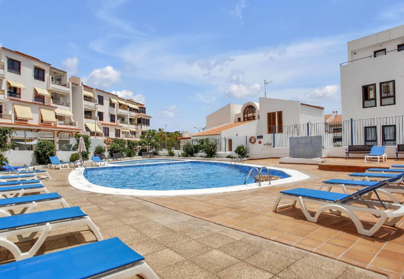 Apartamento en Los Cristianos - Ferdy's Home, Pool, Wi Fi, Downtown Los Cristianos 