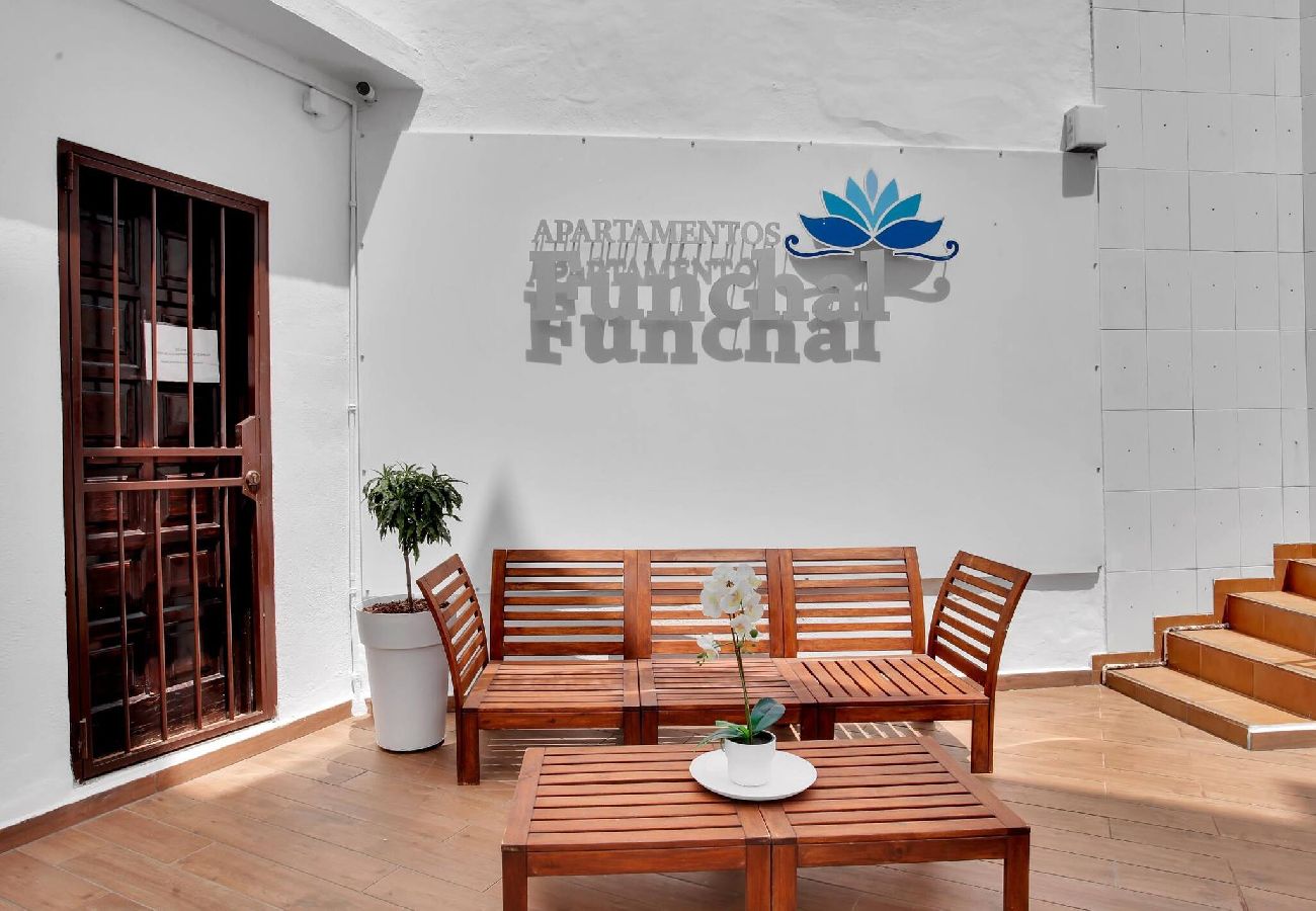 Apartamento en Los Cristianos - Ferdy's Home, Pool, Wi Fi, Downtown Los Cristianos 