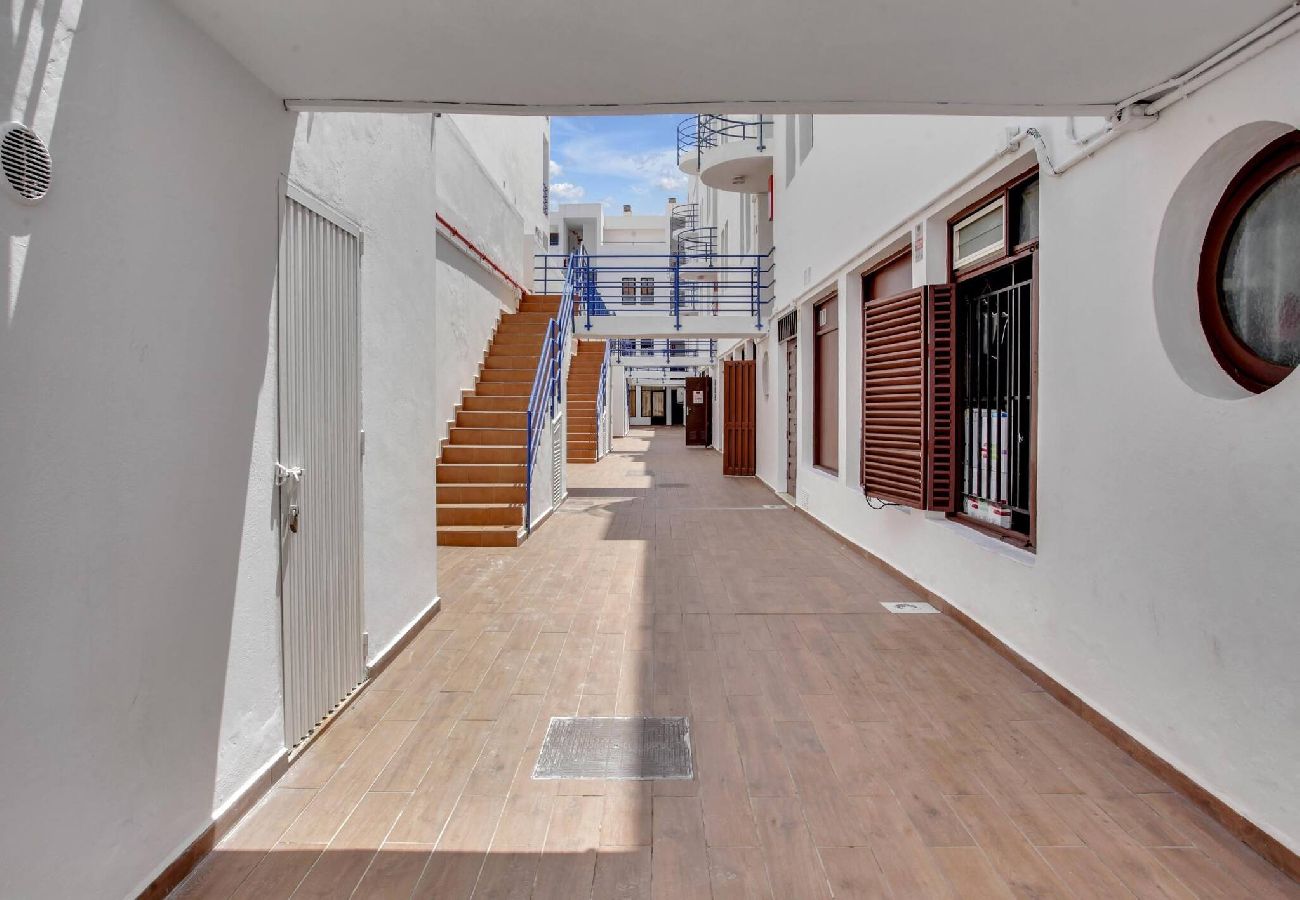 Apartamento en Los Cristianos - Ferdy's Home, Pool, Wi Fi, Downtown Los Cristianos 