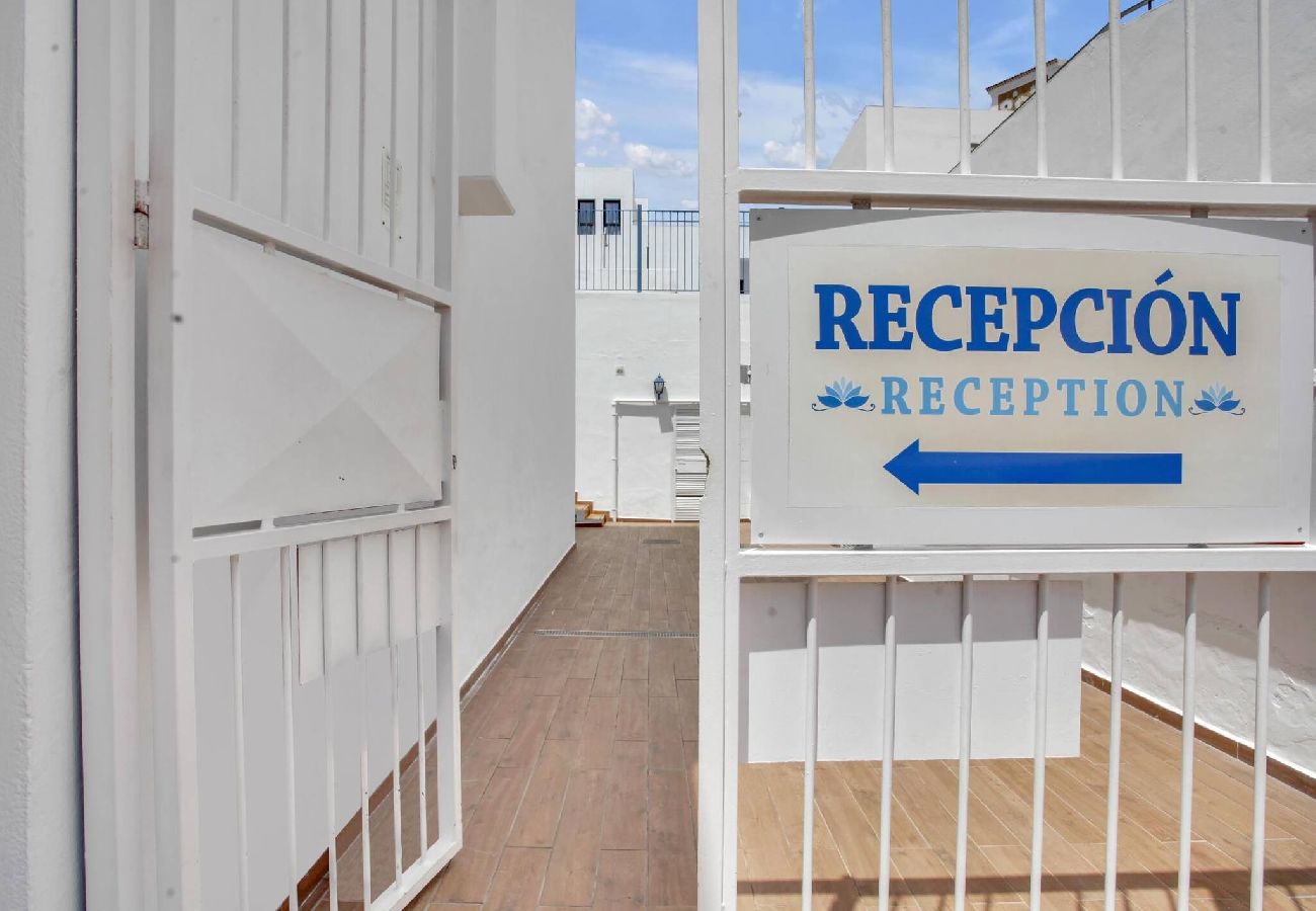 Apartamento en Los Cristianos - Ferdy's Home, Pool, Wi Fi, Downtown Los Cristianos 