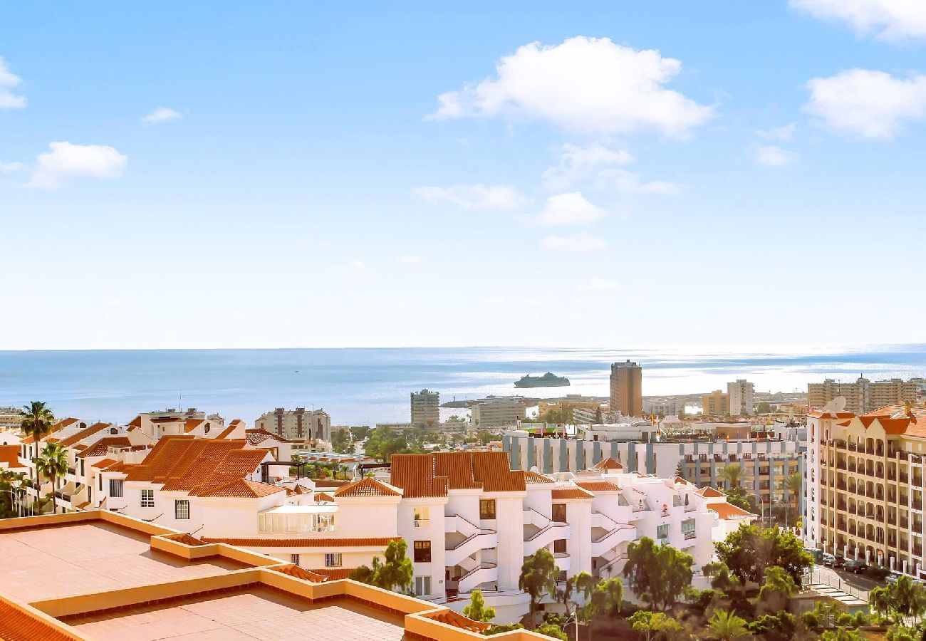 Apartamento en Los Cristianos - Stunning View Penthouse, Big Terrace, Heated Pool 