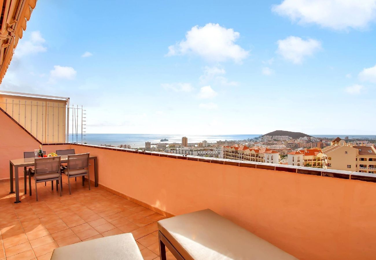 Apartamento en Los Cristianos - Stunning View Penthouse, Big Terrace, Heated Pool 