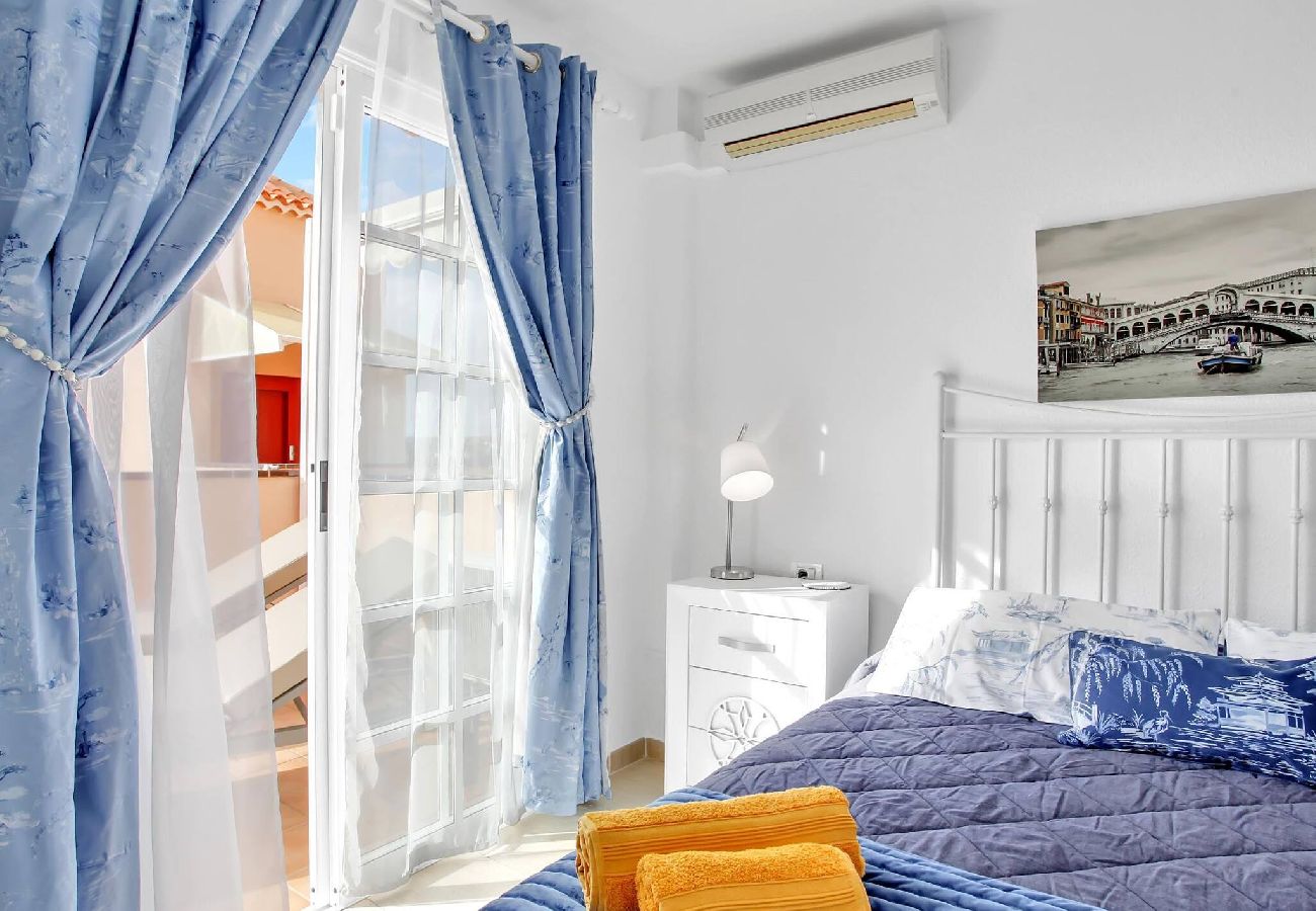 Apartamento en Los Cristianos - Stunning View Penthouse, Big Terrace, Heated Pool 