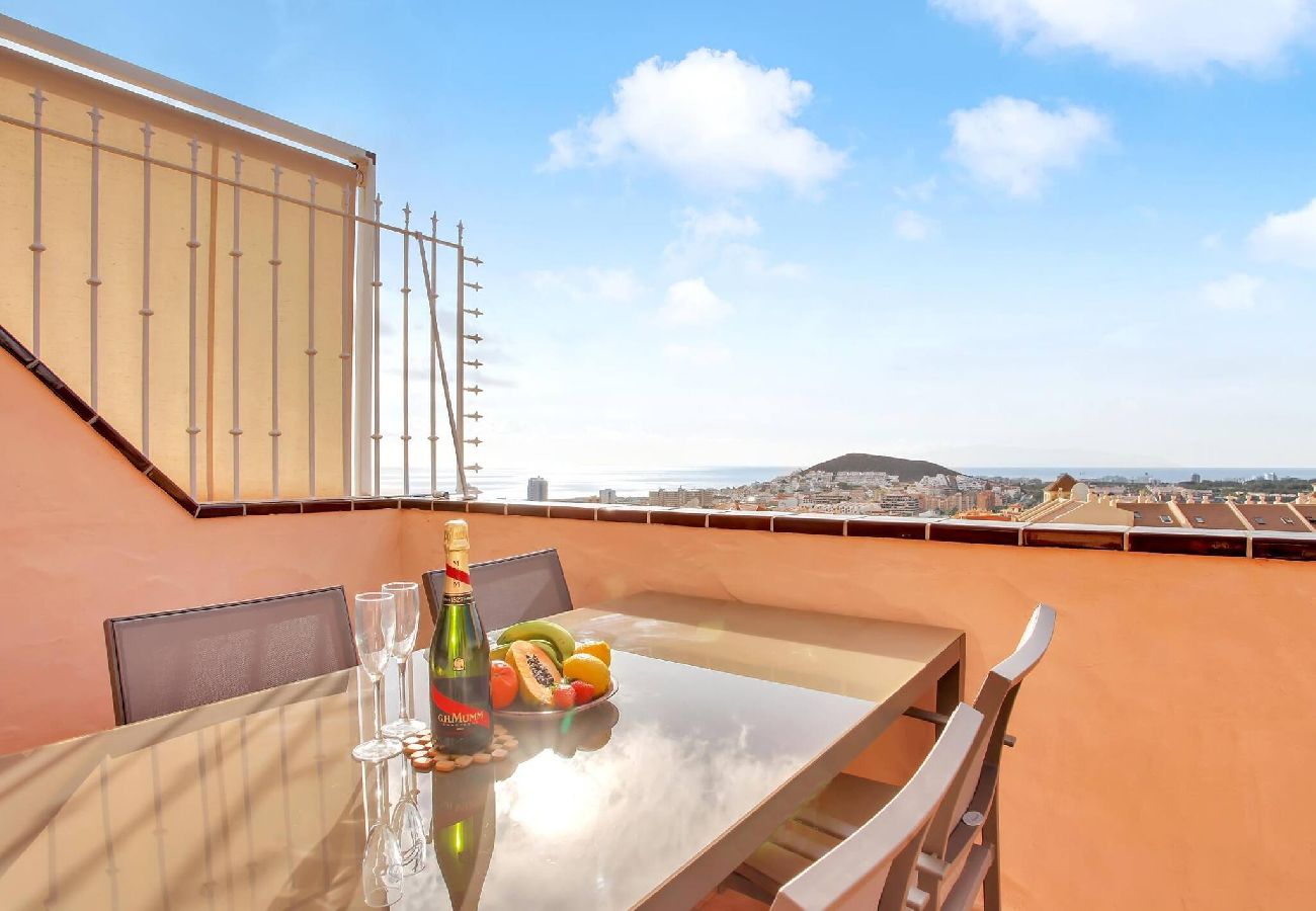 Apartamento en Los Cristianos - Stunning View Penthouse, Big Terrace, Heated Pool 