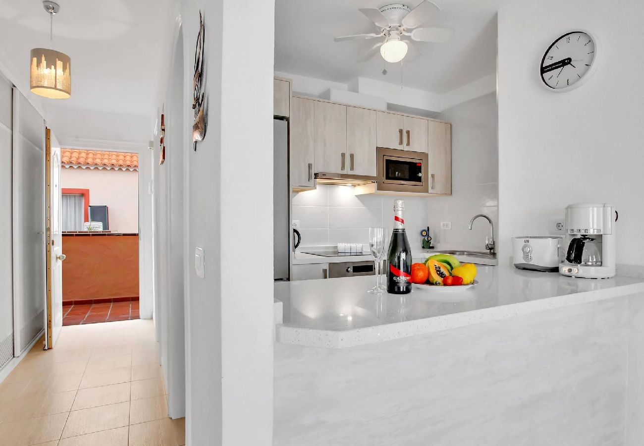Apartamento en Los Cristianos - Stunning View Penthouse, Big Terrace, Heated Pool 