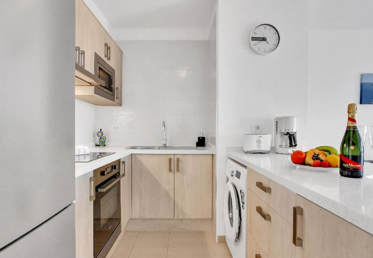 Apartamento en Los Cristianos - Stunning View Penthouse, Big Terrace, Heated Pool 