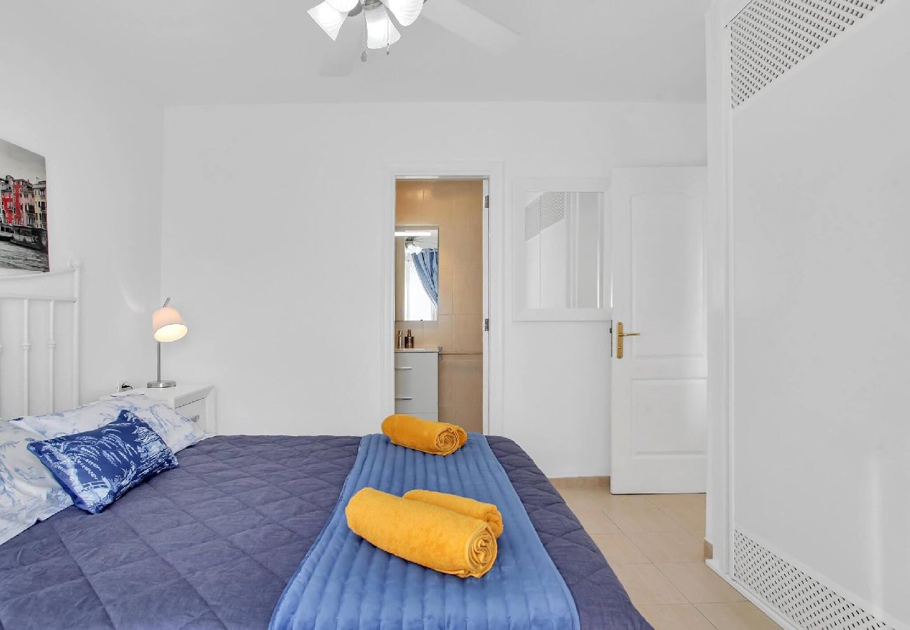 Apartamento en Los Cristianos - Stunning View Penthouse, Big Terrace, Heated Pool 