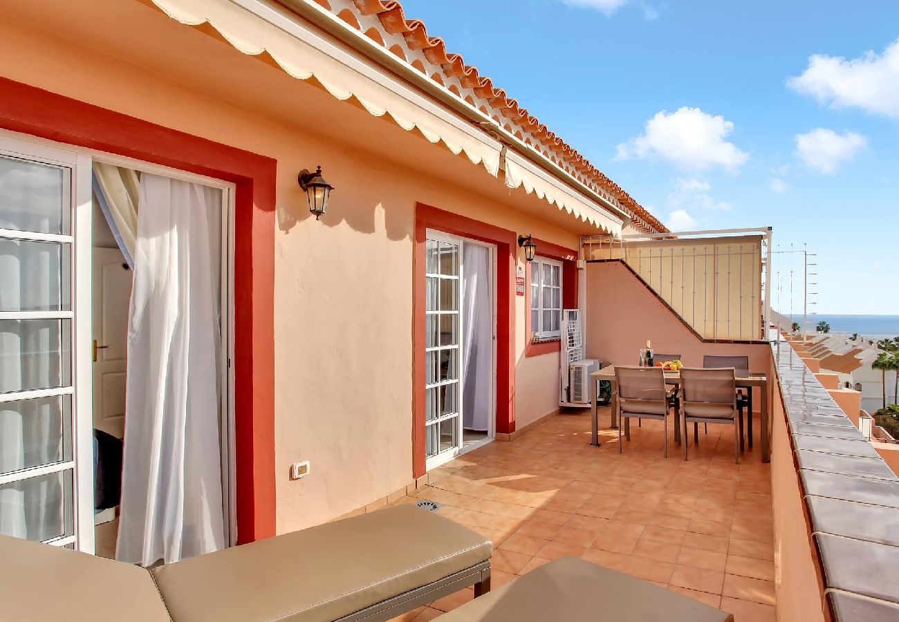 Apartamento en Los Cristianos - Stunning View Penthouse, Big Terrace, Heated Pool 