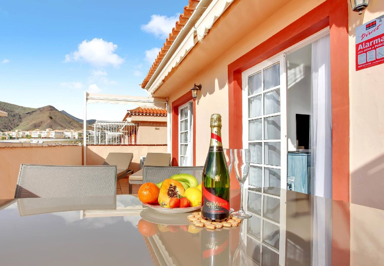 Apartamento en Los Cristianos - Stunning View Penthouse, Big Terrace, Heated Pool 