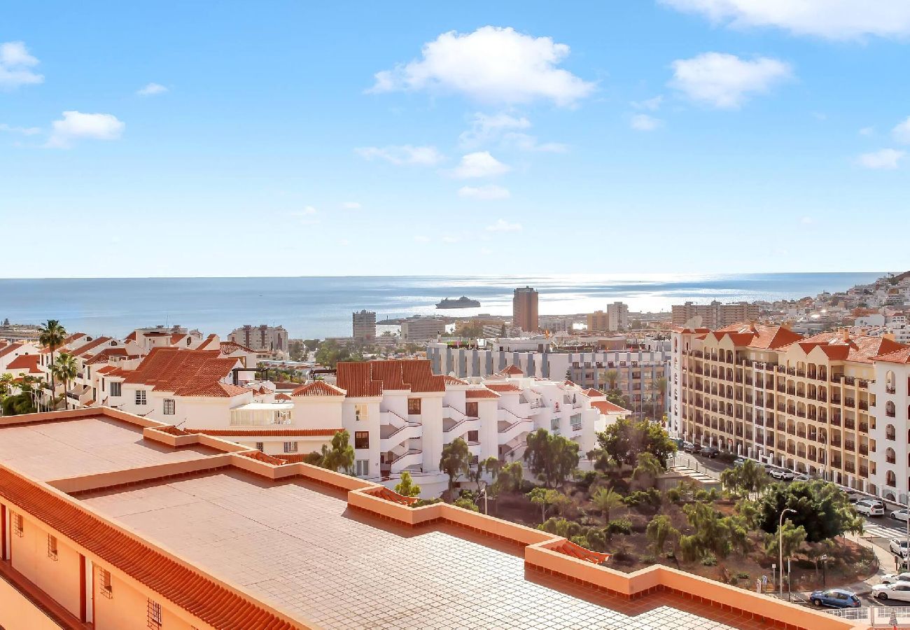 Apartamento en Los Cristianos - Stunning View Penthouse, Big Terrace, Heated Pool 