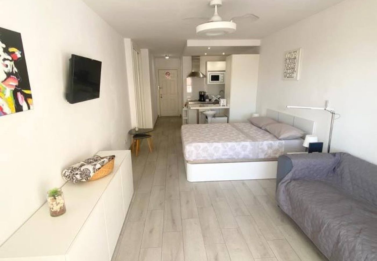 Estudio en Los Cristianos - Top Floor Panoramic Studio, Heated Pool 