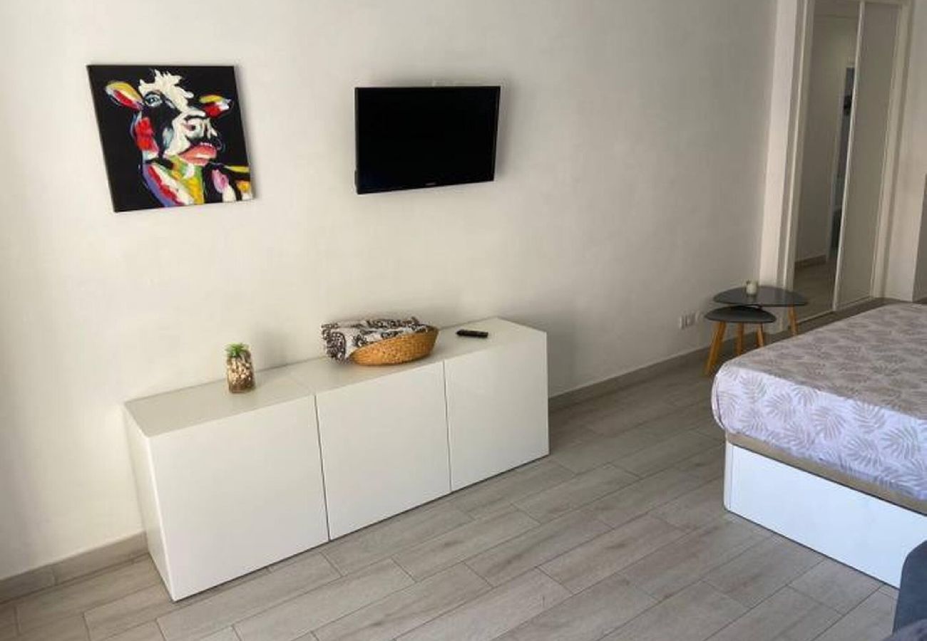 Estudio en Los Cristianos - Top Floor Panoramic Studio, Heated Pool 