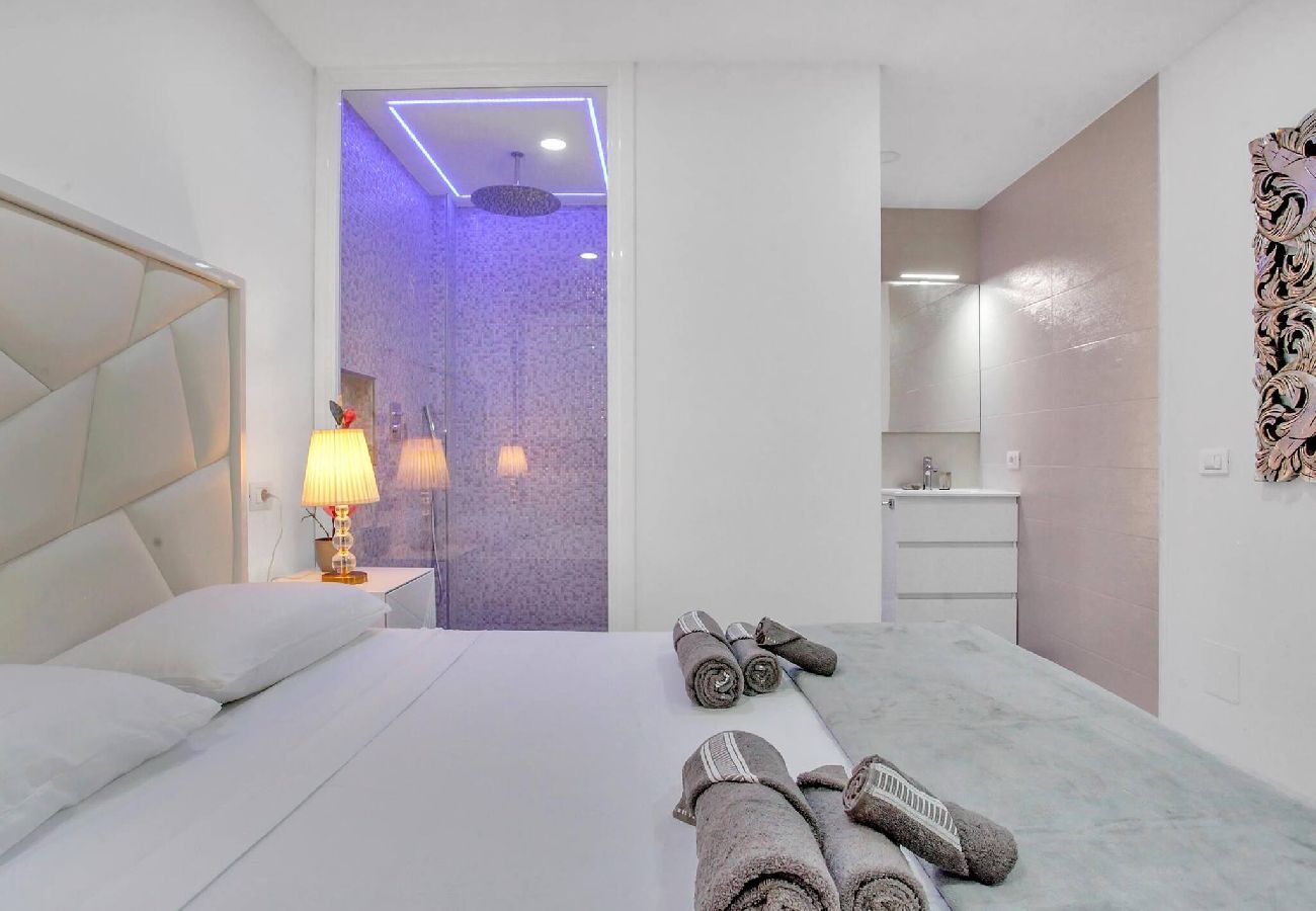 Apartamento en Playa de Las Americas - Charming Las Americas, Terrace, Fiber, Pool 