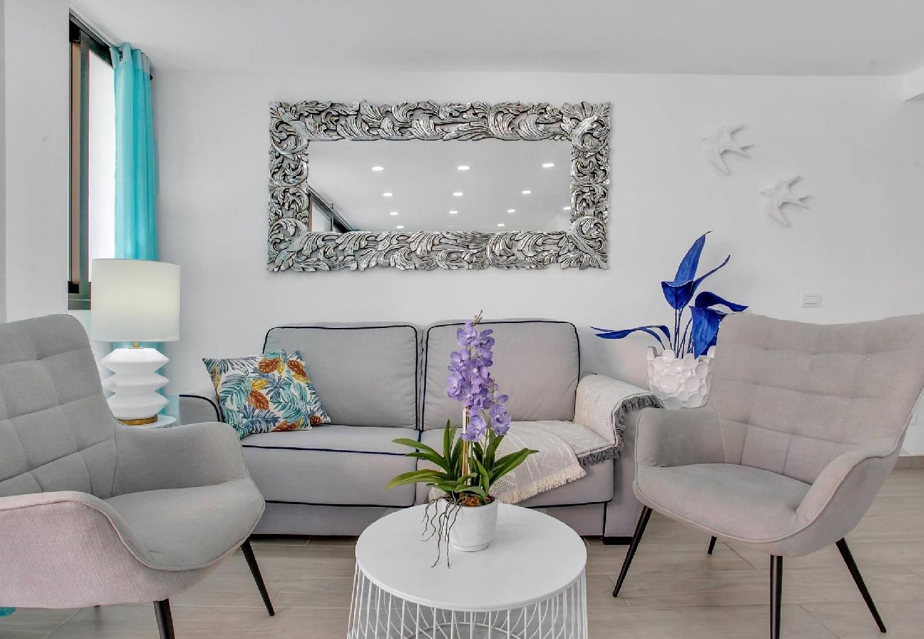 Apartamento en Playa de Las Americas - Charming Las Americas, Terrace, Fiber, Pool 