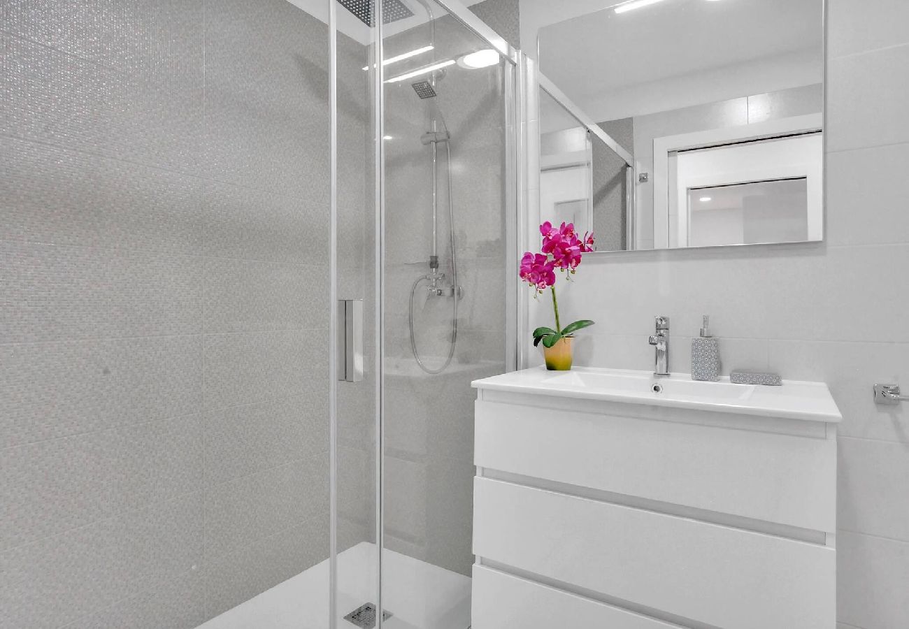 Apartamento en Playa de Las Americas - Charming Las Americas, Terrace, Fiber, Pool 