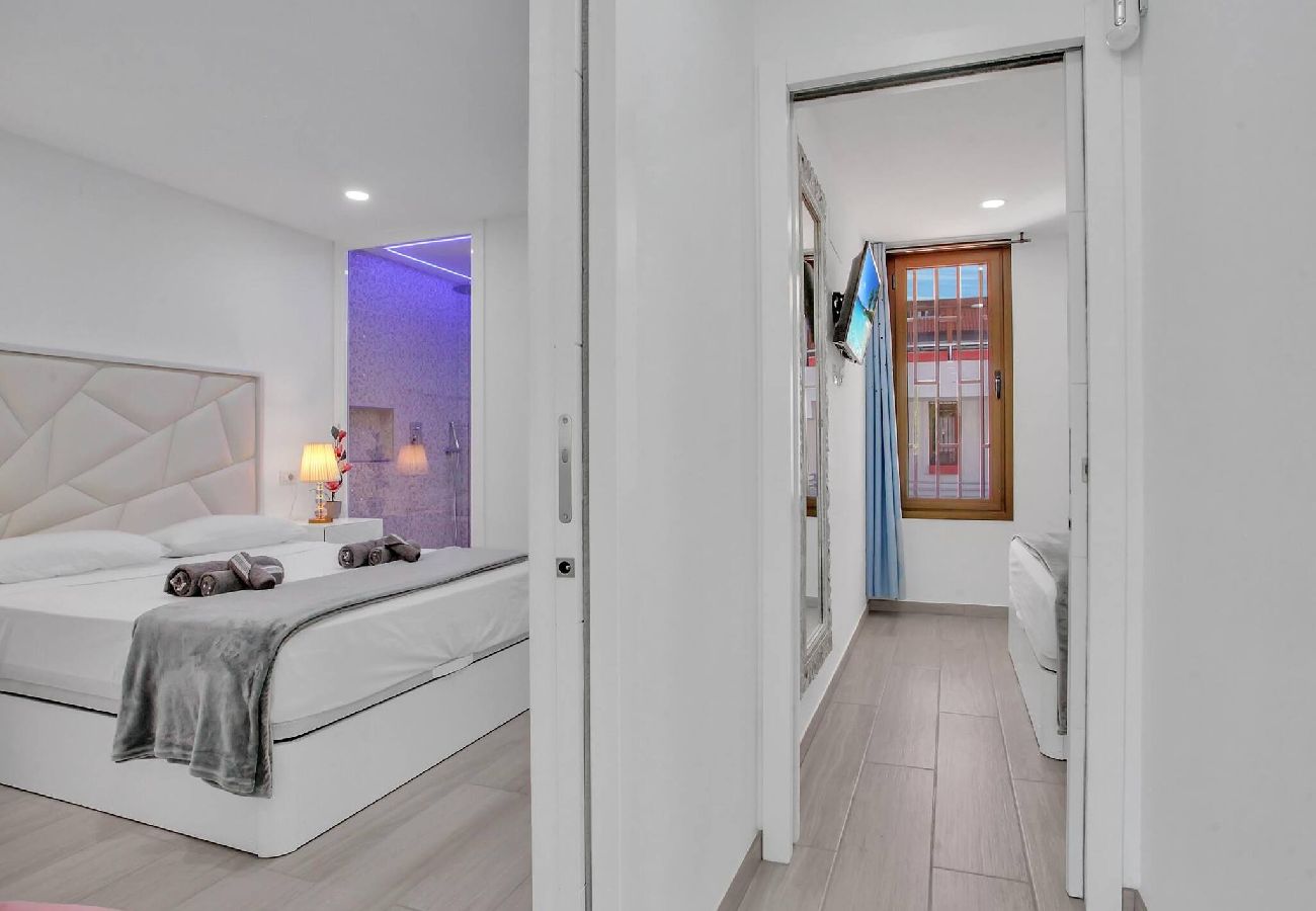 Apartamento en Playa de Las Americas - Charming Las Americas, Terrace, Fiber, Pool 