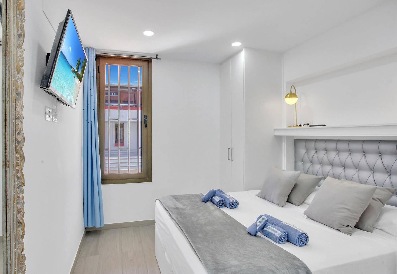 Apartamento en Playa de Las Americas - Charming Las Americas, Terrace, Fiber, Pool 