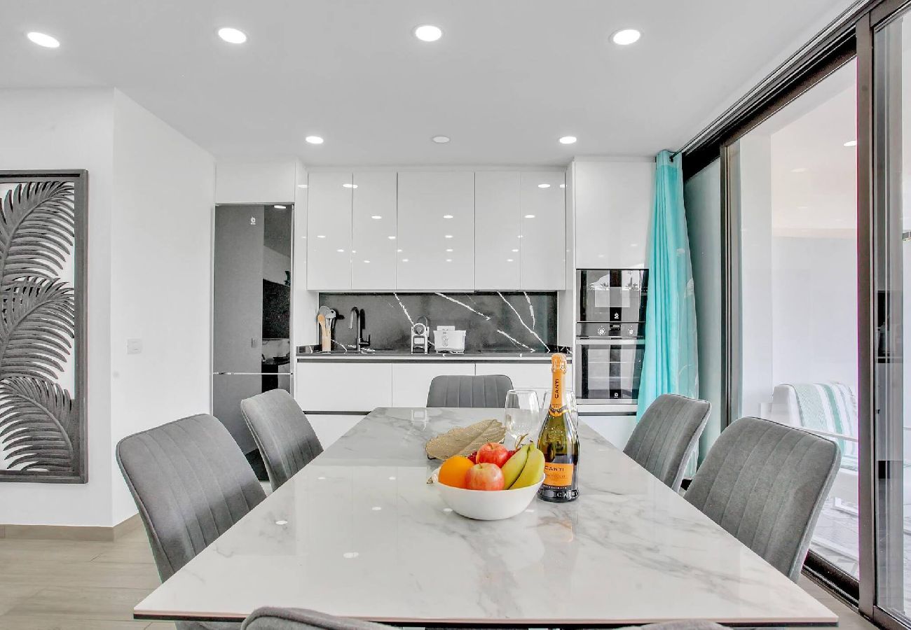 Apartamento en Playa de Las Americas - Charming Las Americas, Terrace, Fiber, Pool 