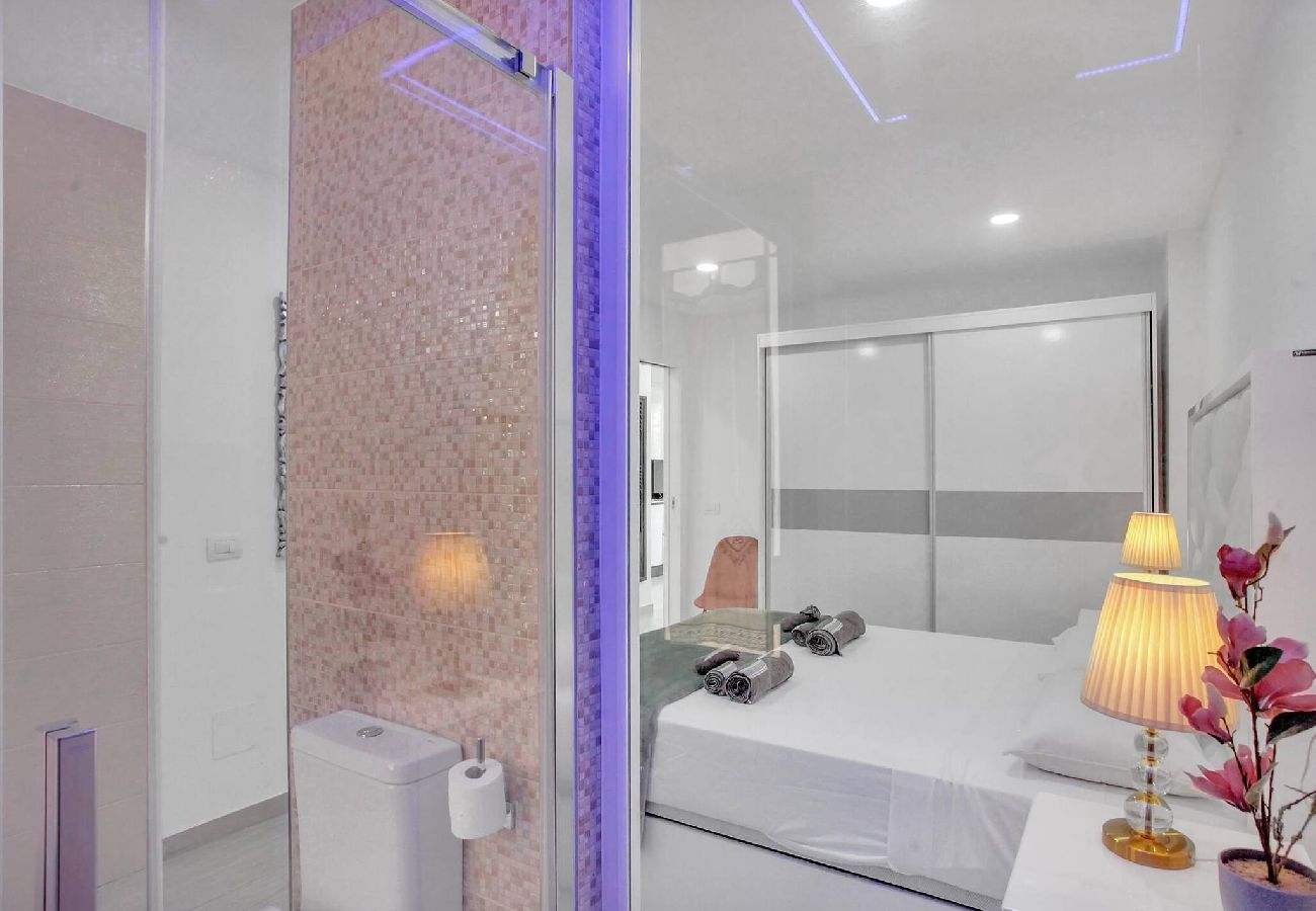 Apartamento en Playa de Las Americas - Charming Las Americas, Terrace, Fiber, Pool 