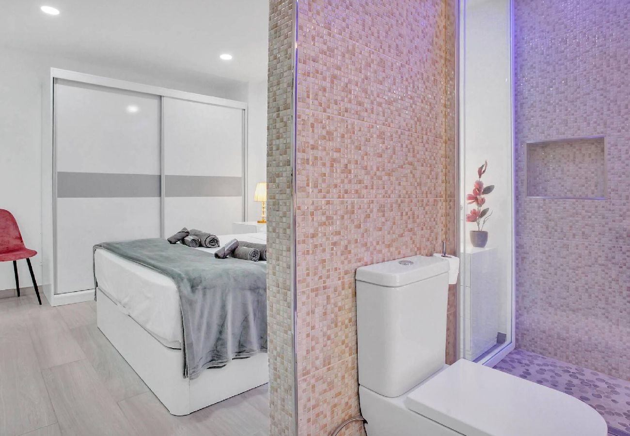 Apartamento en Playa de Las Americas - Charming Las Americas, Terrace, Fiber, Pool 