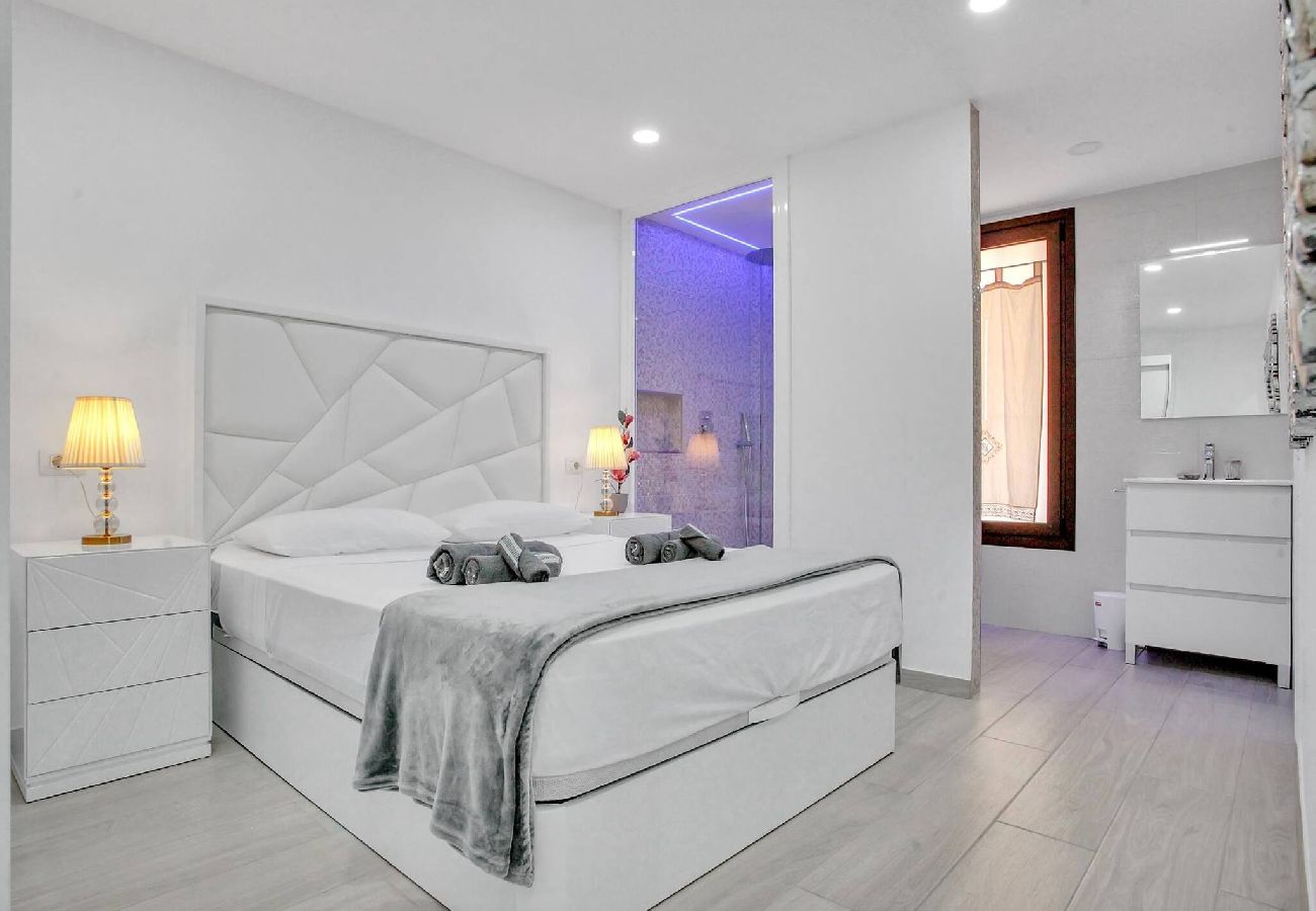 Apartamento en Playa de Las Americas - Charming Las Americas, Terrace, Fiber, Pool 