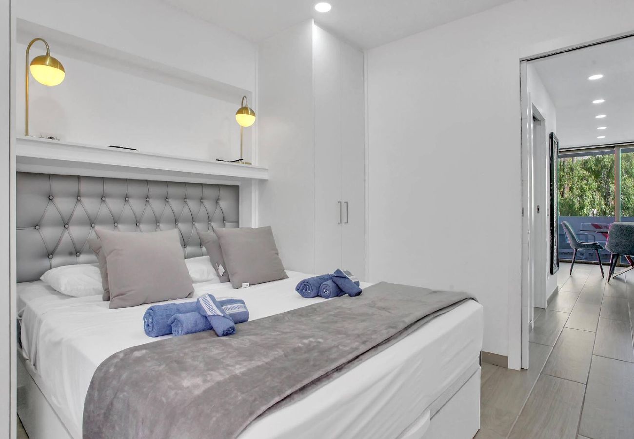 Apartamento en Playa de Las Americas - Charming Las Americas, Terrace, Fiber, Pool 