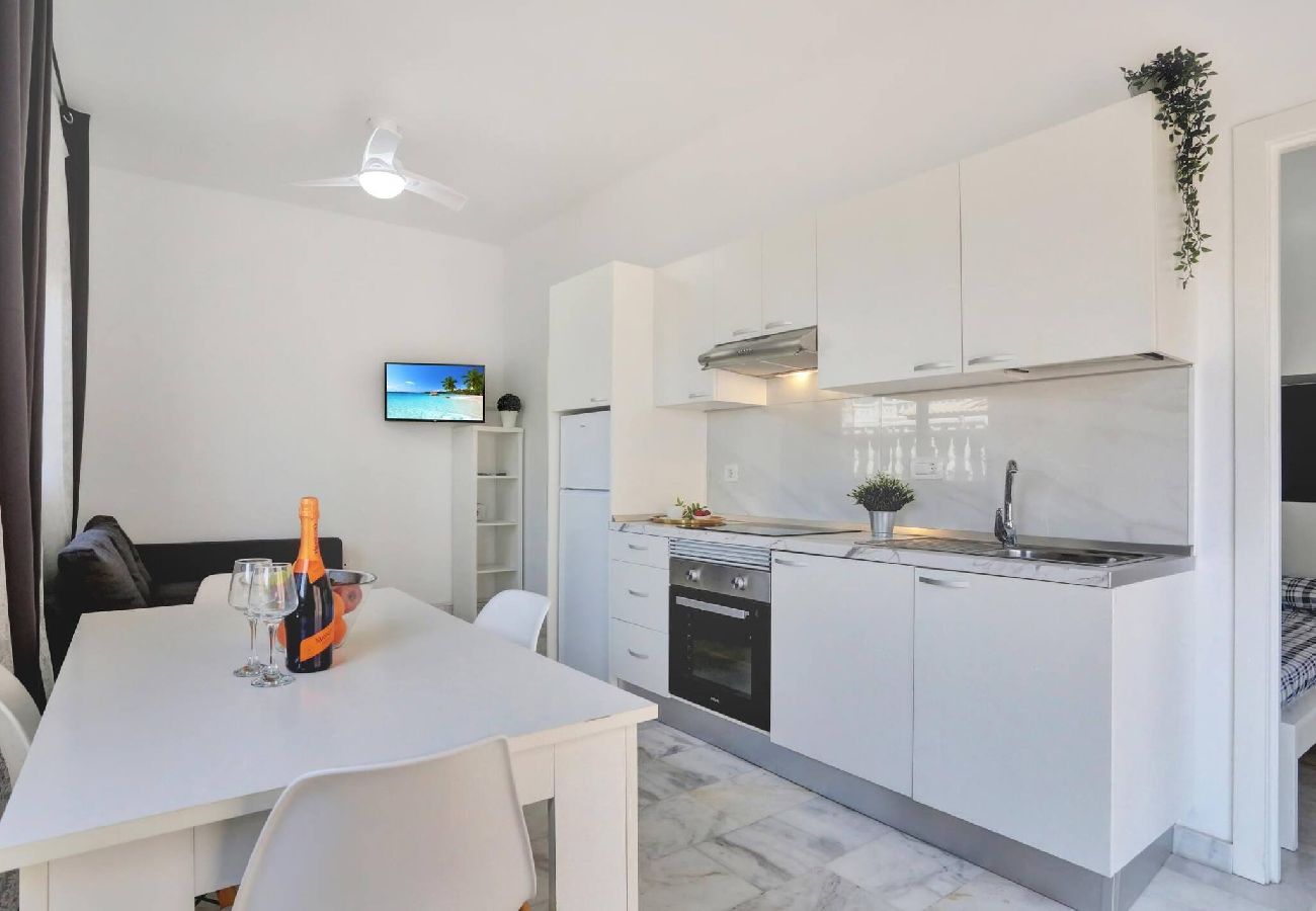 Apartamento en Acantilados de Los Gigantes - Ocean Rock Apartment, Heated Pool, Wi Fi, Smart TV 
