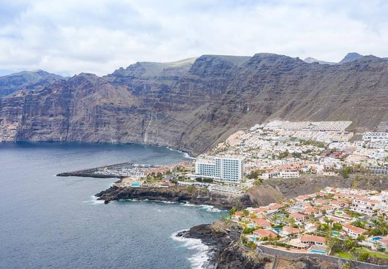 Apartamento en Acantilados de Los Gigantes - Ocean Rock Apartment, Heated Pool, Wi Fi, Smart TV 