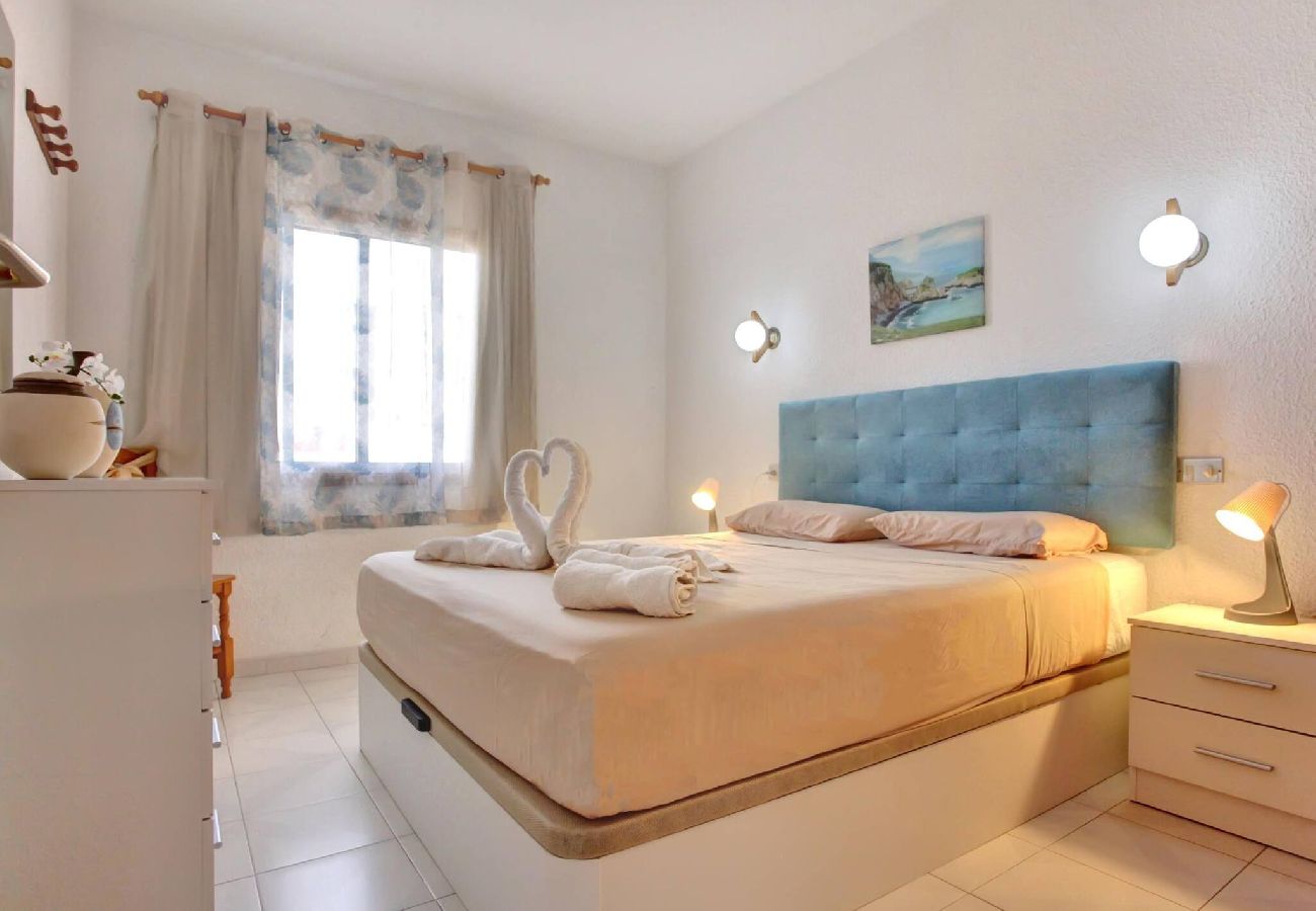 Apartamento en Los Cristianos - The Atlantic Holidays, 170 m. From The Sea 