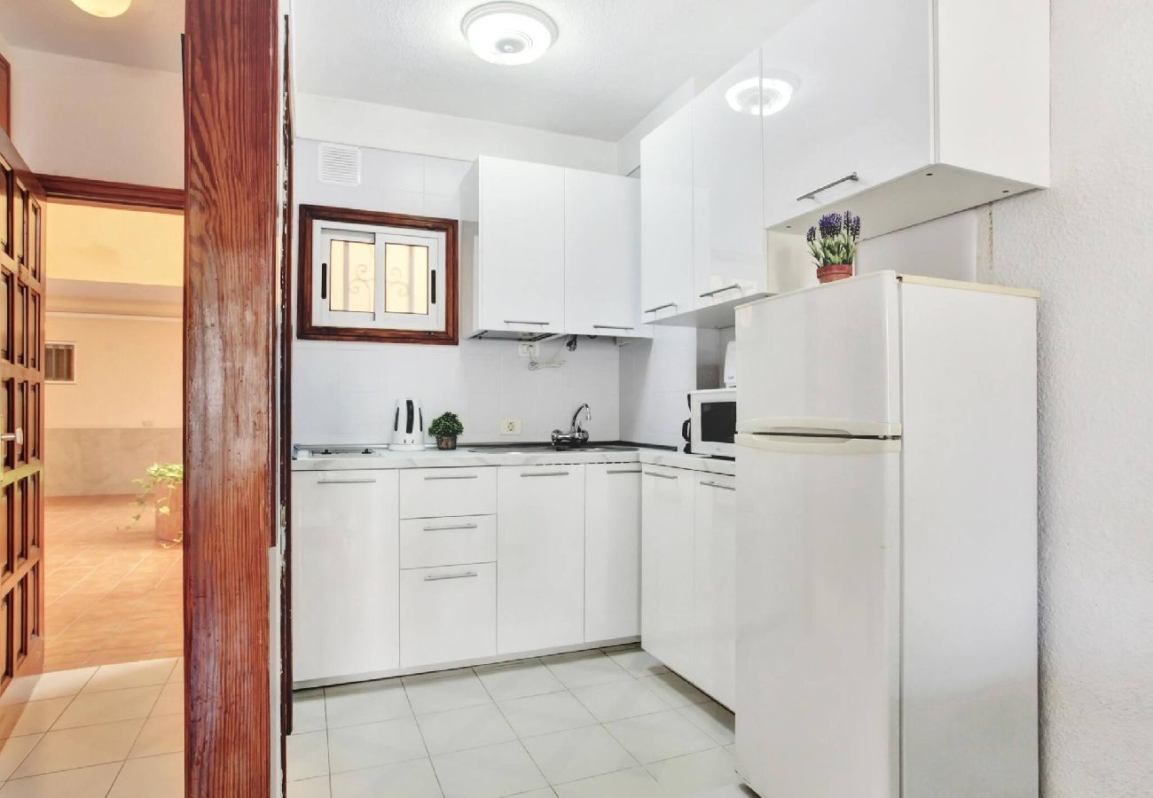 Apartamento en Los Cristianos - The Atlantic Holidays, 170 m. From The Sea 
