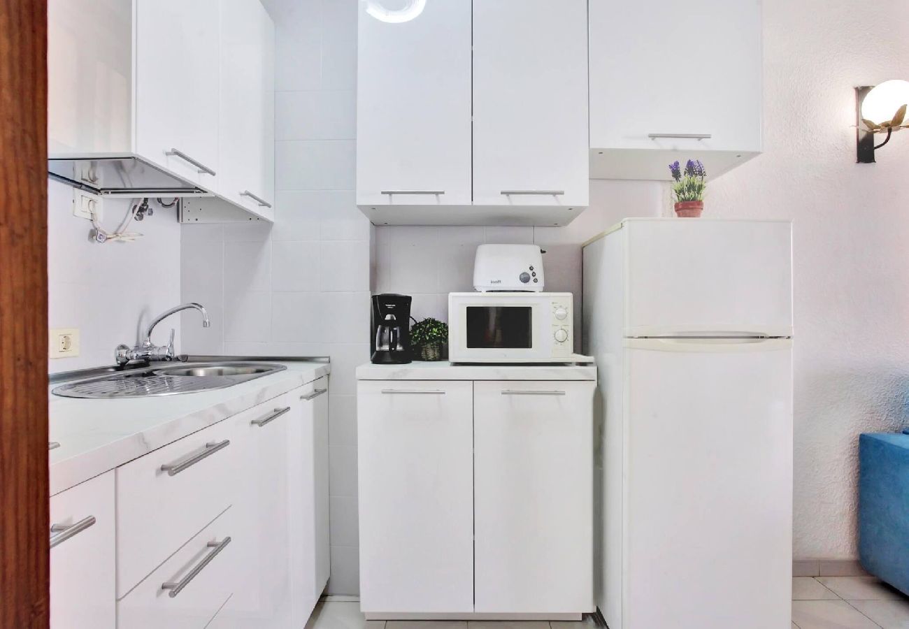 Apartamento en Los Cristianos - The Atlantic Holidays, 170 m. From The Sea 