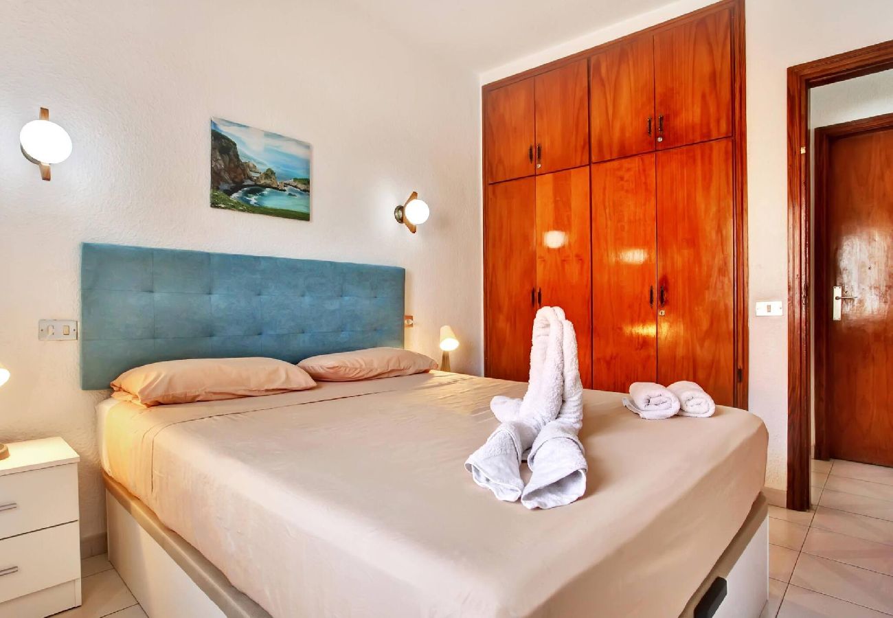 Apartamento en Los Cristianos - The Atlantic Holidays, 170 m. From The Sea 