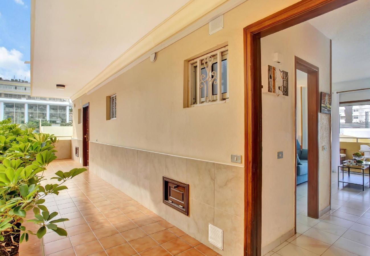 Apartamento en Los Cristianos - The Atlantic Holidays, 170 m. From The Sea 