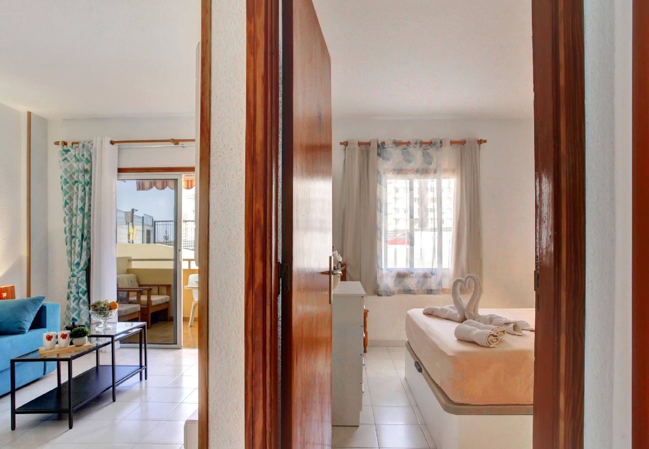 Apartamento en Los Cristianos - The Atlantic Holidays, 170 m. From The Sea 