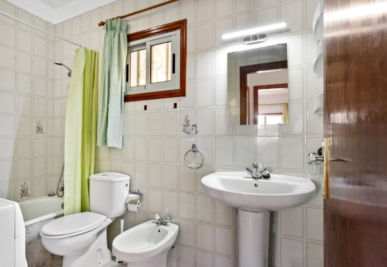 Apartamento en Los Cristianos - The Atlantic Holidays, 170 m. From The Sea 