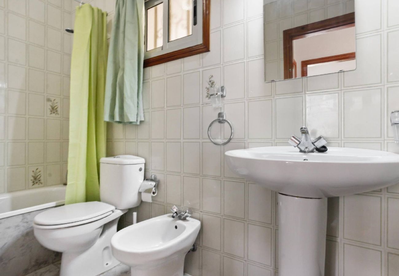 Apartamento en Los Cristianos - The Atlantic Holidays, 170 m. From The Sea 