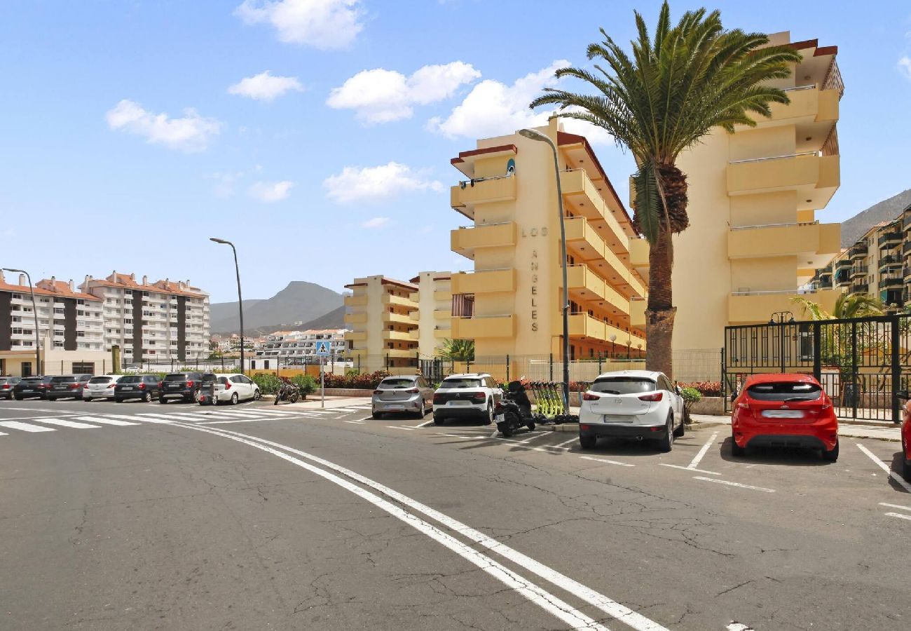 Apartamento en Los Cristianos - The Atlantic Holidays, 170 m. From The Sea 