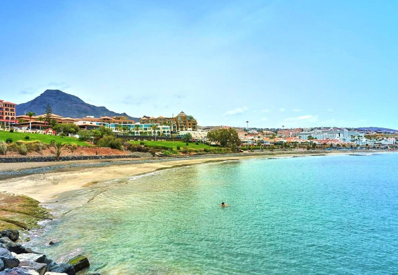 Apartamento en Los Cristianos - The Atlantic Holidays, 170 m. From The Sea 