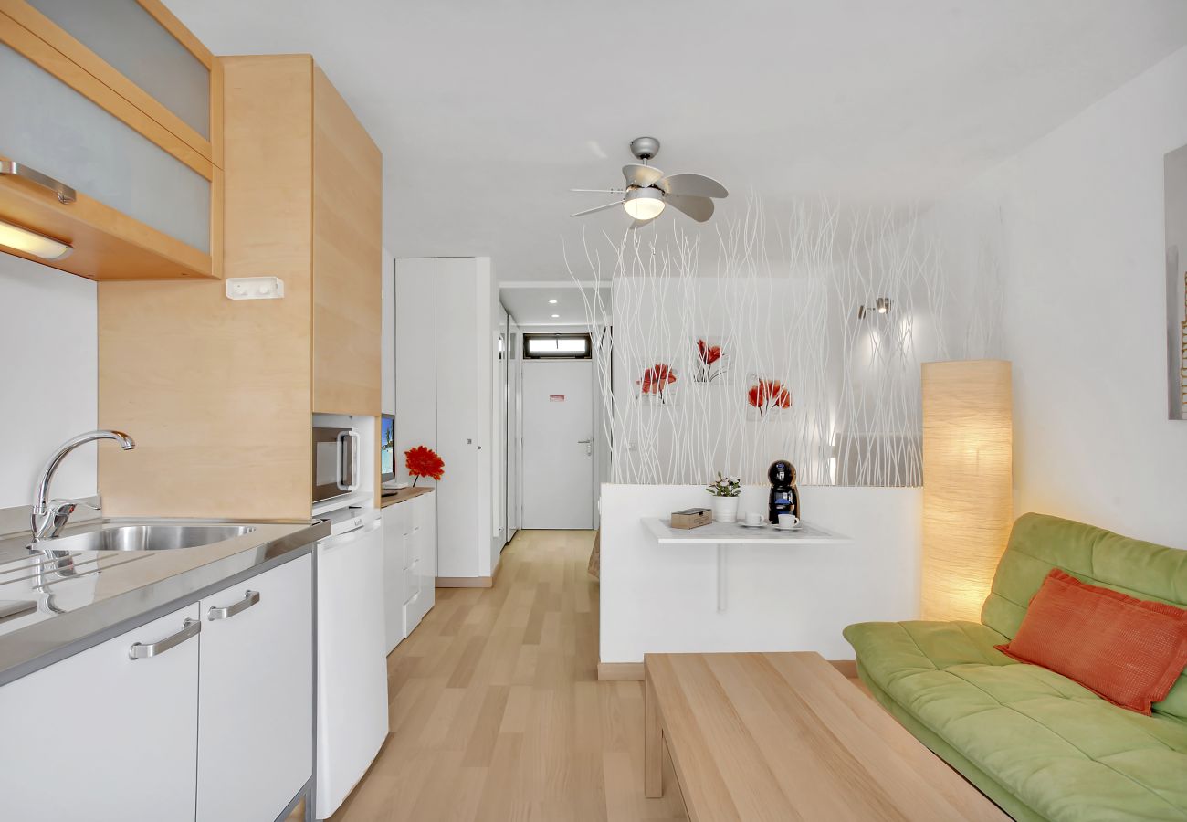 Studio in Playa de Las Americas - Ocean Touch Studio, Pool, Wi-Fi, Near the Beach