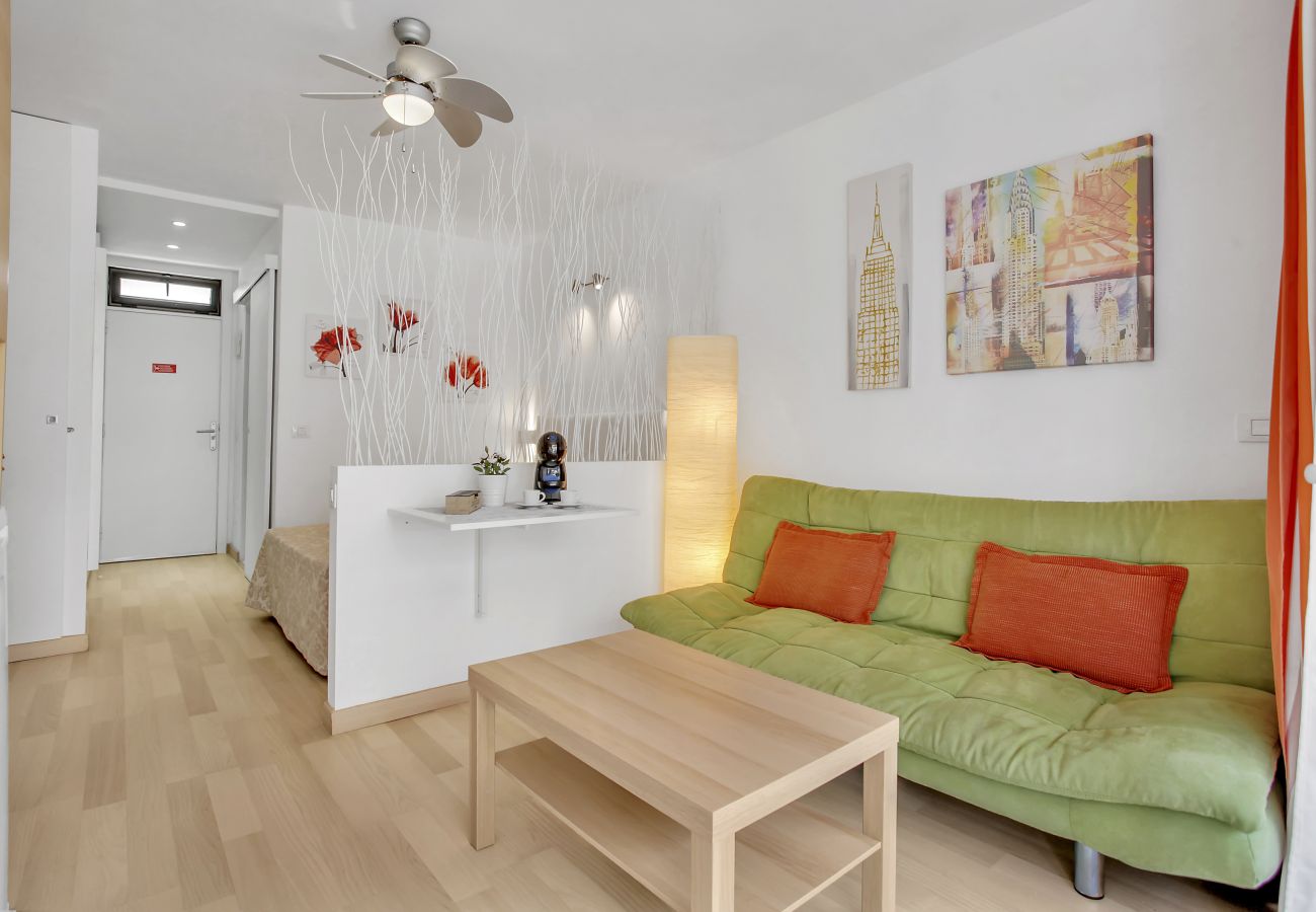 Studio in Playa de Las Americas - Ocean Touch Studio, Pool, Wi-Fi, Near the Beach